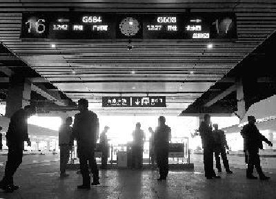 动车禁烟普速列车为何不禁烟？ 铁路部门回应