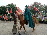 《入城仪式》试演 游客迎关公凯旋