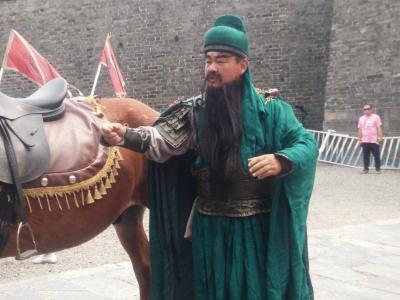 《入城仪式》试演 游客迎关公凯旋