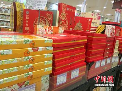 月饼新标准出台迎首个中秋 市场新旧版本包装并存