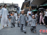 成都萌宝小沙弥中秋祈福出游萌翻天