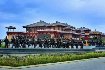 枣阳市金秋旅游推介暨中国汉城•汉宫景区开城迎宾新闻发布会在荆州举行