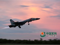 夕阳与战机齐飞，霞光共马赫环一色
