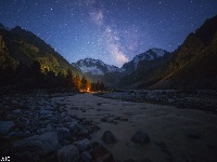 俄罗斯山峰夜景 银河闪耀星空璀璨 