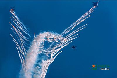 热航展冷知识:干扰弹 战机逃脱时的绚烂烟火