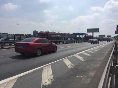 车流与昨日持平 高速公路通行顺畅