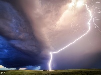 “风暴追逐者”拍震撼极端天气 