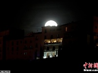 世界多地拍摄到超级月亮 景色震撼唯美 