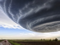 “风暴追逐者”拍震撼极端天气 