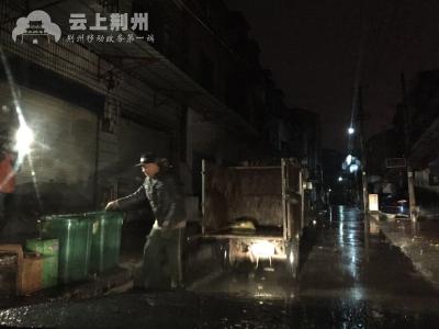 凌晨三点！你在温暖的被窝里酣睡，他在寒风冷雨中为你……