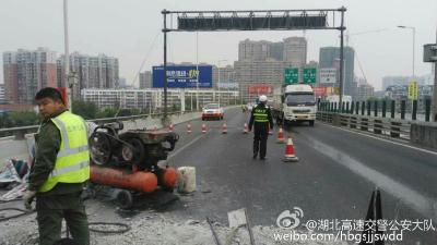 荆州长江大桥桥北入口封闭车道紧急施工 请过往车辆依次由超车道通行