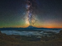 俄罗斯山峰夜景 银河闪耀星空璀璨 