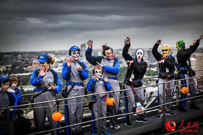 澳慈善机构受助儿童攀爬悉尼海港大桥庆万圣节