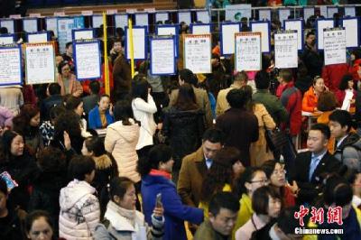 数说中国流动人口:规模超2.4亿 逾7成集中在东部