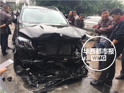 四川南充:无牌越野车闹市狂奔 连撞6车致2人受伤