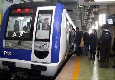 争议丨不抓扶手玩手机 地铁急停乘客摔成10级伤残  谁该负责？