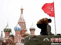 俄罗斯举行阅兵式纪念红场阅兵75周年