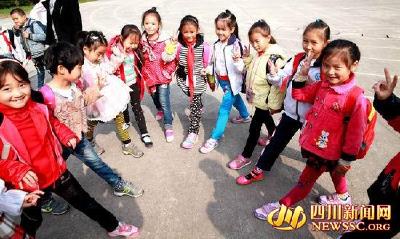 “最干净农村小学”校规：进校门先洗鞋