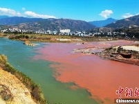 四川凉山一河流现“阴阳河”景观