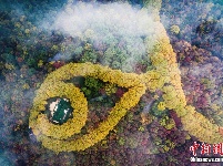 穿过云雾俯瞰南京紫金山“最美项链” 