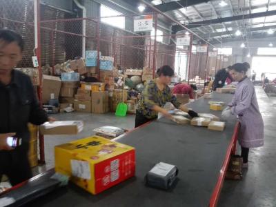 快件“洪峰”到荆州  快递公司忙应战