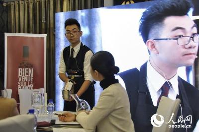 中国第一届高校侍酒师大赛在北京举行