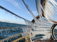 大连10级风力把海水吹上岸 冻出大量冰凌