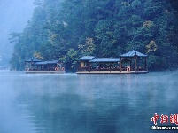 张家界宝峰湖晨雾冬韵宛如水墨画 