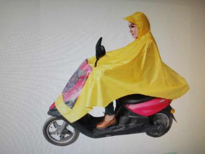 雨衣像斗篷，穿着很危险