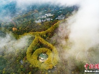 穿过云雾俯瞰南京紫金山“最美项链” 