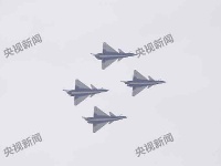 呼啸苍穹！歼10战机编队亮剑蓝天