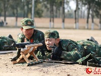 武警北京某部组织新兵开展射击基础训练