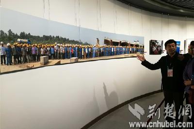 《高铁建设者》闪耀中国艺术节 荆州摄影家受追捧