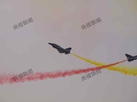 呼啸苍穹！歼10战机编队亮剑蓝天