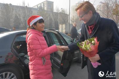 11岁中国女孩任“小大使” 做客德国使馆圣诞市场