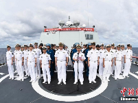 海军舰艇编队举行穿越赤道签名仪式