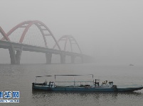 我国中东部多地遭遇大雾天气