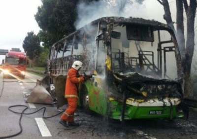 马来西亚旅游大巴着火烧毁 30中国旅客及时逃生