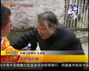 寒风中 老人为何露宿街头