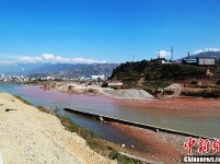 四川凉山一河流现“阴阳河”景观