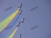 呼啸苍穹！歼10战机编队亮剑蓝天