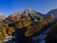 航拍：神农架初雪秋色 山上冰雪山下秋
