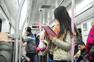 女乘客玩手机遇急停摔伤，二审焦点：坐地铁要不要抓扶手？