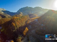 航拍：神农架初雪秋色 山上冰雪山下秋
