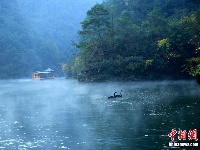 张家界宝峰湖晨雾冬韵宛如水墨画 