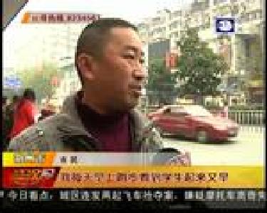 七旬姨爹举牌 呼吁老人错峰出行