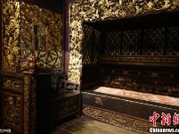 “天下第一床”亮相重庆 耗费黄金200克
