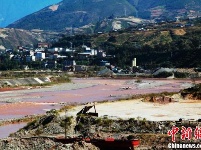 四川凉山一河流现“阴阳河”景观