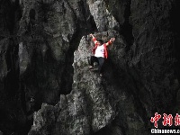 【图片故事】徒手于绝壁的苗族汉子