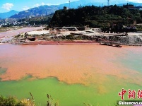 四川凉山一河流现“阴阳河”景观